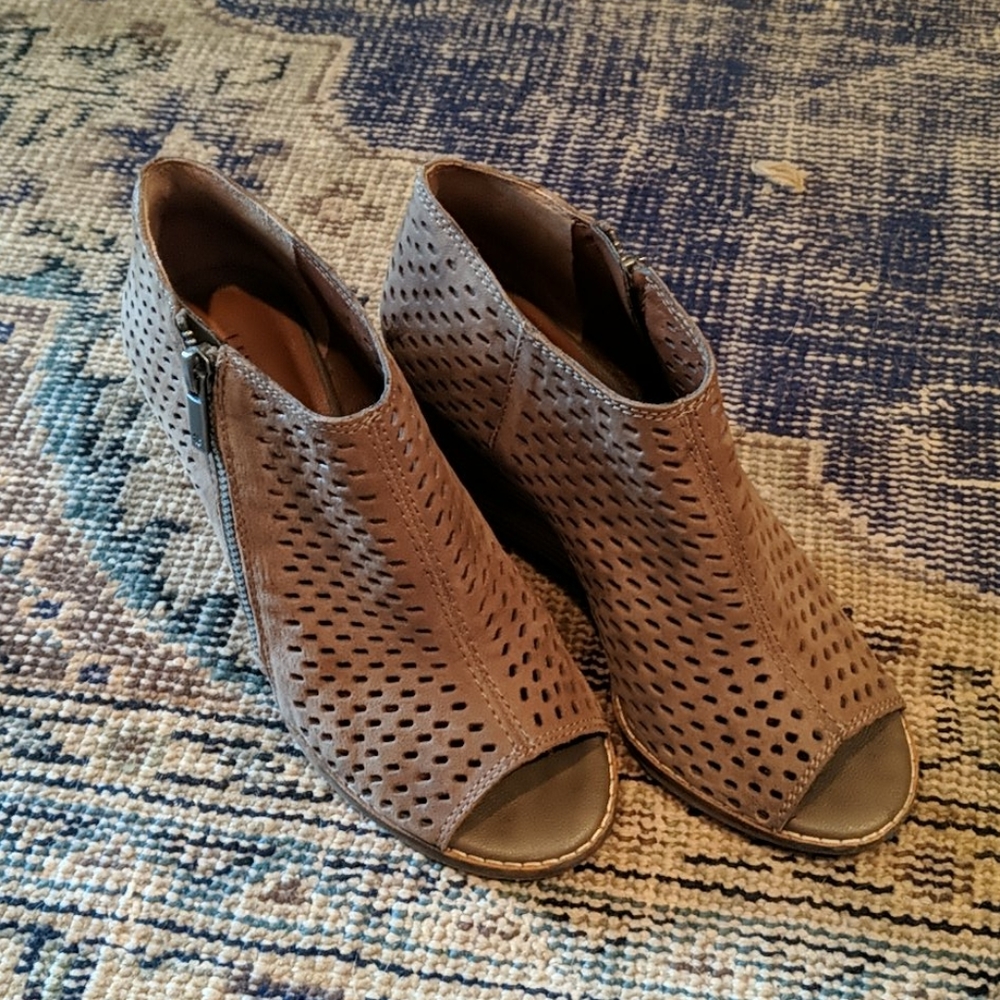 Lucky Brand Suede Perforated wedges